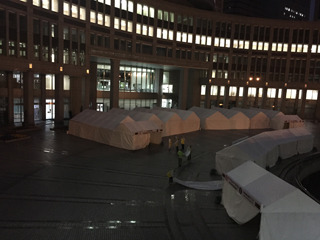 都庁前の広場には更衣室用のテントが並ぶ