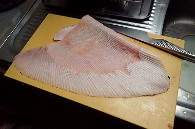 肉を削いでしまった鰭は適当な大きさに切って酒とみりんと塩で味付けして炙ることにした。