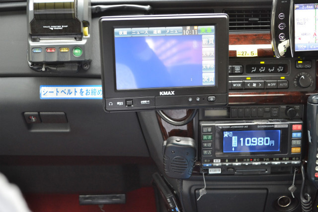 最近のタクシーはGPSで管理されており、配車の指令もタッチパネルの画面に連絡がくる
