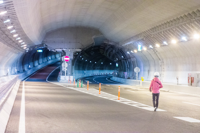 まもなく開通する首都高中央環状線品川線のトンネルを見せて貰いました。見た目もすごいし技術もすごい、全編にわたって興奮します。首都高さんにお礼を言おう。 （藤原）