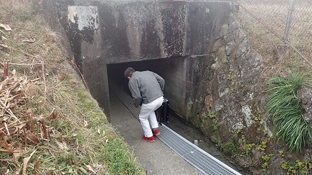 「ここ近道だから！」となんか穴を通りだす横山さん。