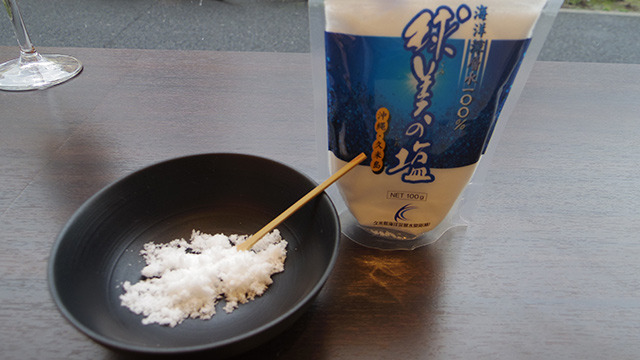 球美の塩。沖縄の久米島で作られた海洋深層水100%の塩。「子どもにも人気の優しい味わい」（木内さん）。