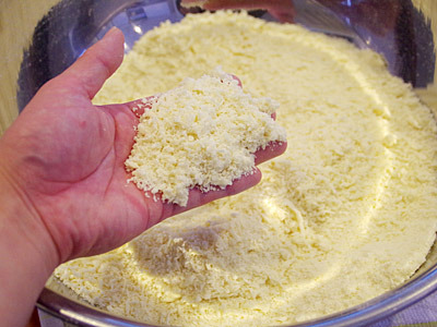 麺になるとはとても思えないフワッフワの粉チーズ状態。
