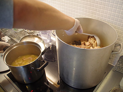 油の抜けた鶏皮をスープに移動させたことで、スープの粘度がさらにアップ！