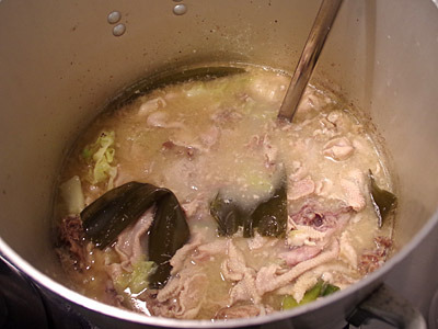 麺を茹でている間に、スープをすくって丼に濾し入れる。