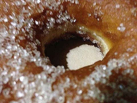 穴です。キツネ色の生地と粒の大きな砂糖の白さのコントラストに注目せよ。