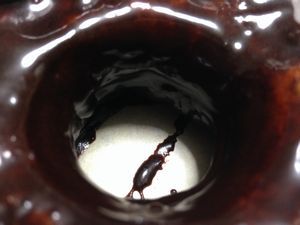 奥深い艶がある、ヴァローナチョコレートの穴。