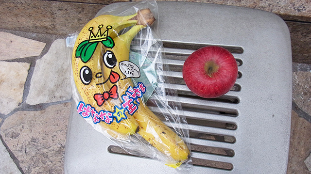 というわけでエクアドル産バナナ（２３０円）とリンゴ（１５０円）を買った。並べるとゴリラの食事ぽい