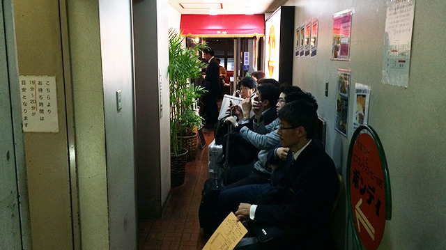 カレーが1350円からとなかなかのお値段だが大人気。