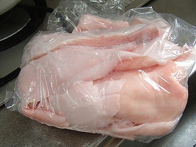 豚の背脂。大体の場合、肉屋で安く、または無料で譲ってもらえます。