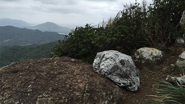 山頂からの景色を楽しむ石