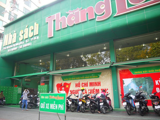 ベトナムでは文房具店と本屋が一体化していることが多い。