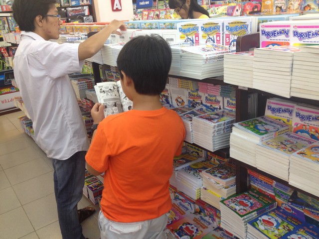 漫画コーナーでは少年がまさにドラえもんを立ち読みしていた。	