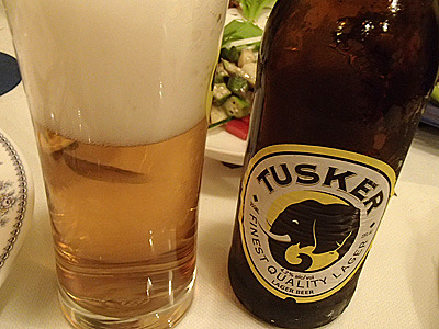 アフリカ（ケニア）のビール「TUSKER」を飲みつつインジェラを待つ。
