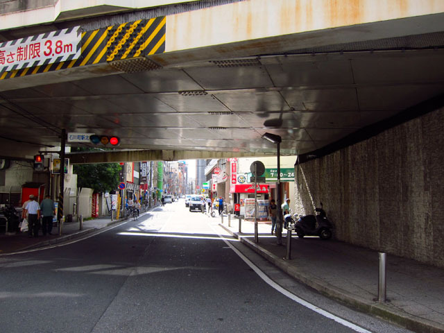 JR石川町駅北口を渡って左折し、首都高のガードをくぐって進んでいくと