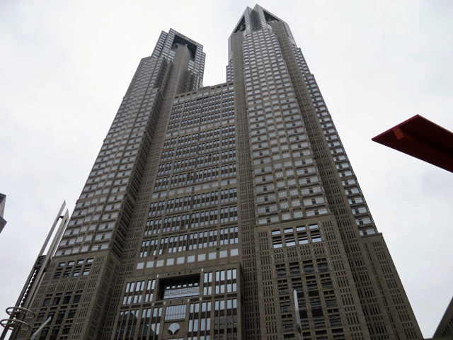新宿高層ビル街のシンボル、都庁