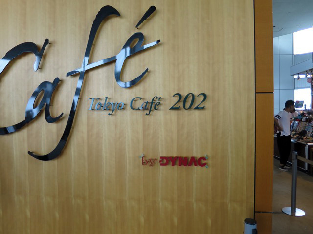 展望室の高さを誇示するカフェの名前