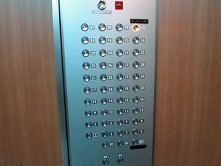 専用エレベーターなのにボタンがたくさん