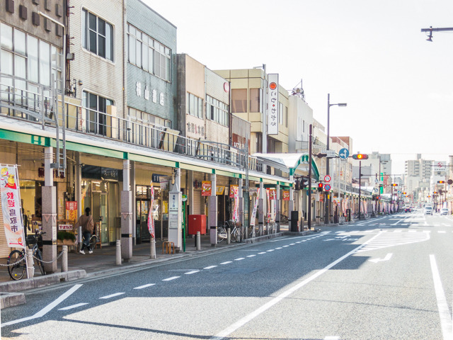 これがふつうの商店街に見えるのも、もしかしたらこの形式を後の多くの都市が参考にしたからなのではないか。だとしたら、こここそ「ザ・日本の商店街」の始祖である。