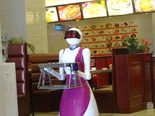 中国にもあったロボットレストラン。行ってみたら予想とかなり違う感じでした。ロボが段差上れないときは人間があと代わりにやります。(安藤)