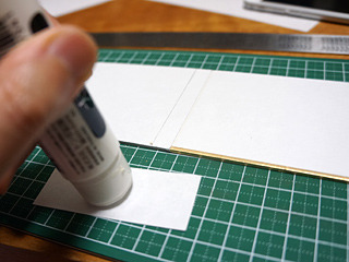 奉書紙を適当な大きさに切って、糊で普通に貼っていく。
