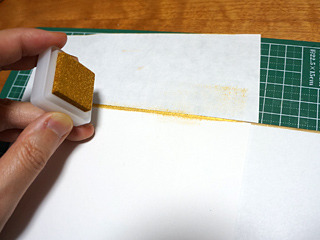 縁の金紙のない部分は、型紙をあてて金のインクで補修。がしかし。