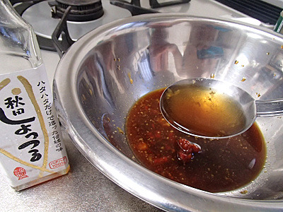 しょっつるは酢や黒胡椒などと合わせてドレッシングにするのも美味しいです。