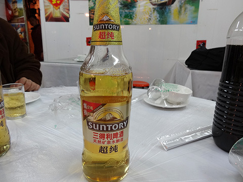 中国で見かけたサントリービール。 日本で売ってるビールよりも薄くて飲みやすかった。（僕は薄いビールが好きなのだ）。