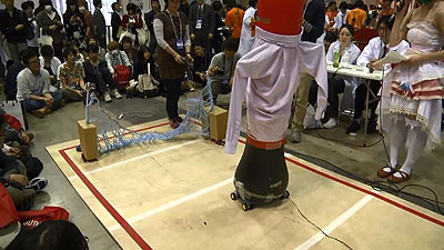 じわじわ前進する多脚くんに対し、まずは向かって右のロボットを動かし、捕獲用ネットを展開するロボキャッチャー