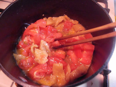 ザク切りトマトを大量投入。じゅわー。