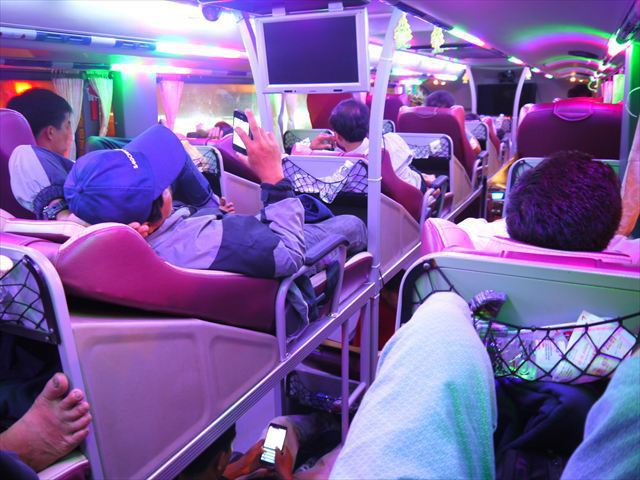 3列シートが2段の寝台仕様、七色に光るLEDに大音量のベトナムポップ。ベトナムの夜行バスがアグレッシブすぎて完全に異文化です。(古賀) 