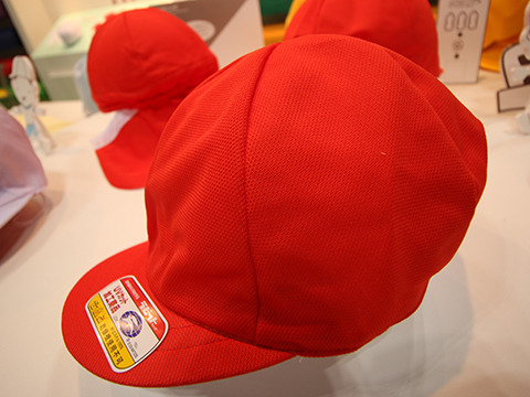 これが最新の赤白帽。メッシュ素材で通気性抜群。