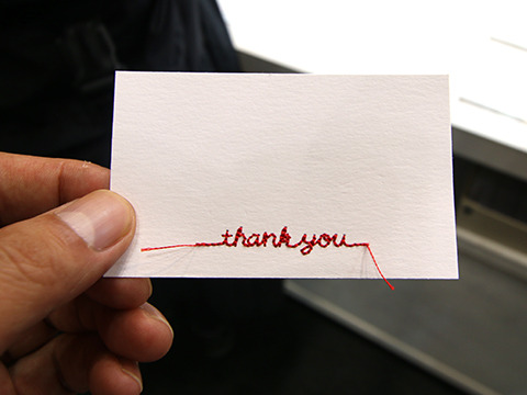 刺繍で「thank you」とメッセージの入ったカード。おしゃれだ。
