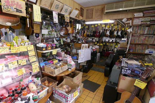 店内の景色が不思議なことになってる店が栃木県にありました。名物はコロッケと日本産のビンテージギターだそうです。(藤原) 