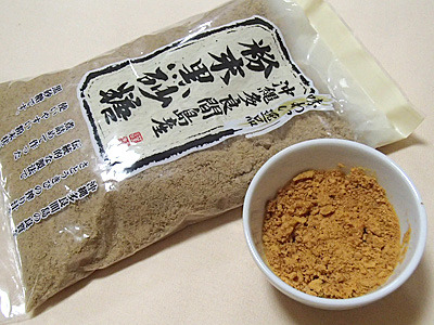 沖縄で作られる粉末黒砂糖。300ｇで300円程度。簡単に手に入るが、大事に使わないといけない気になる。