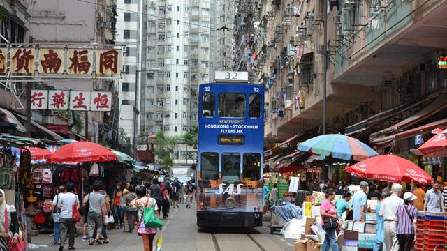 平べったくて長い！ ちゃんとしてるのにあぶなっかしい？ 香港の二階建て路面電車が衝撃的なまでのかわいらしさ。門外漢の妻も納得しています。(古賀) 