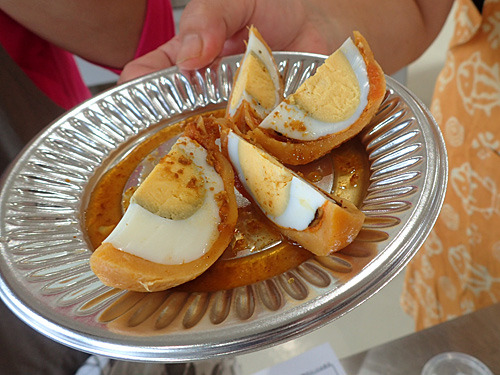 ホヤたまごとは、ホヤの中にゆで卵を入れて、ホヤの汁で煮た料理。ホヤというと生食のイメージだが、地元では火を通して食べるのと半々くらいだそうです。