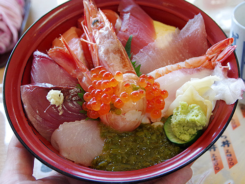 女川港周辺に飲食店はまだあまりないけど、去年寄った「おかせい」の海鮮丼はうまかったです。