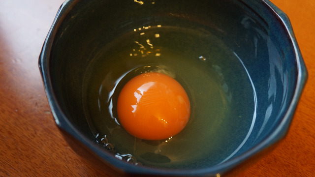 卵を割る。黄身の盛り上がりそして鮮やかな色