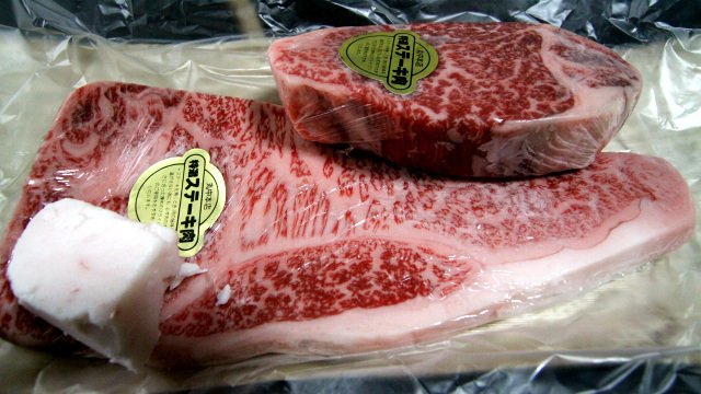 松阪まで行って買ったステーキ肉。証明書つきで牛の名前まで分かります。鼻紋まで入っており肉への感謝の念がすごい。これが食べる幸せかとライターも目を開きました。(古賀) 
