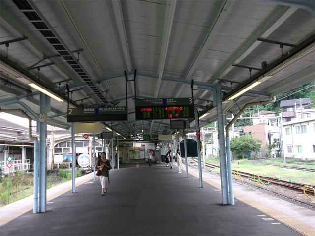 2番線にはJR横須賀駅止まりが停車