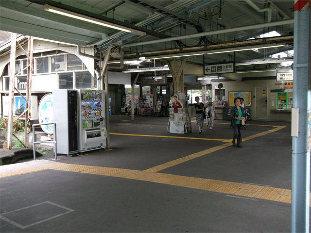 どこまでもフラットなJR横須賀駅