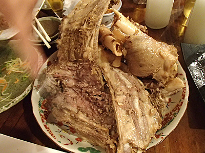 肉は切り分けて食べるのがいい。モンゴル料理の「チャンスンマハ（羊肉の塩茹で）」。