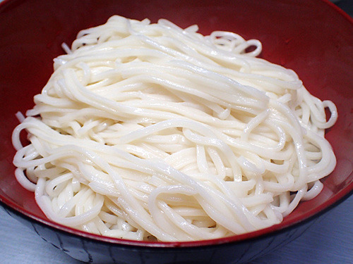 日本製粉の雷神。これぞ中華麺という説得力のある食感。きめが細かく、海外小麦らしい力強さを感じる。色がとても白く、餃子の皮などにも向いているのだとか。