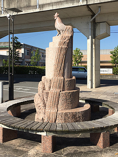 後免町駅前には、ちゃんとオナガドリの像がそびえていた。