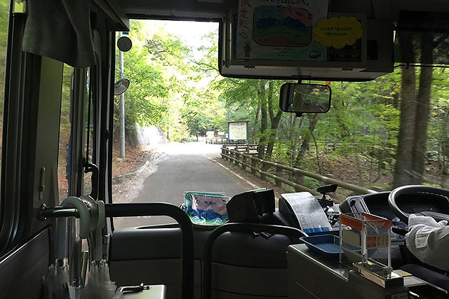 まずは韮崎駅からバスで瑞牆山荘へ。