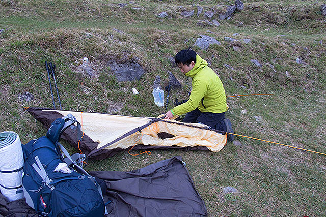 テントを設営。山用テントは一式で1.5kg切っていて非常に軽い。