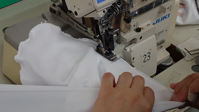 外周の長さの違う二つの布をひとつに縫い合わせていく。ものすごい技術力である。