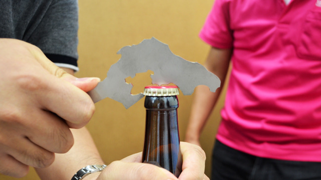 ステンレス鋼板を石川県形に切り抜きついに石川県が栓抜きに。七尾湾でビールが開栓しました。志賀町西海のへんのでっぱりを使うとよりスムーズ。(古賀) 