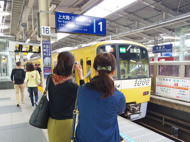 前日にならないといつ走るのかがわからない京急の黄色い電車。。一方もともと黄色い電車である西武では赤い車両が走ってます。(林) 